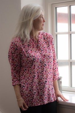 Let skjortebluse i pink med mønster - 3/4 ærmer